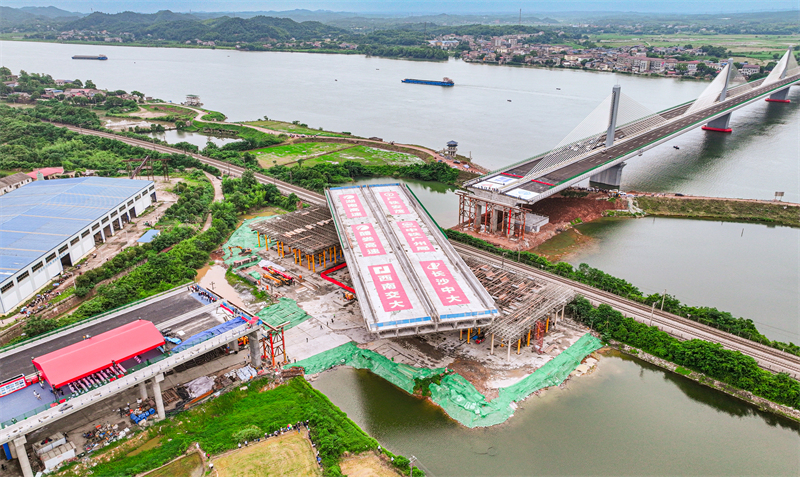 Hunan : le pont tournant autoroutier le plus lourd et le plus large de la province mis en place avec succès à Zhuzhou