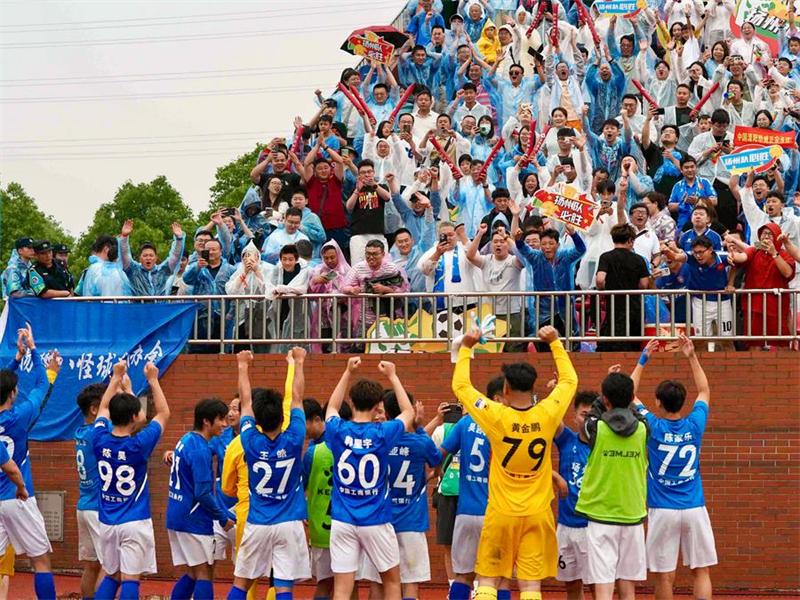 Les joueurs de l'équipe de Yangzhou saluent les supporters après avoir gagné le match du 3e tour face à l'équipe de Yangzhou lors de la Ligue de Football des villes du Jiangsu 2025 (JSCL) à Changzhou, dans la province du Jiangsu (est de la Chine), le 31 mai 2025.  (Photo/Xinhua)