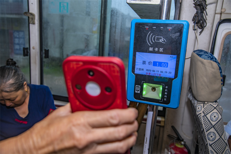 Jiangxi : les agriculteurs de Ji'an prennent le bus pour vendre leurs légumes