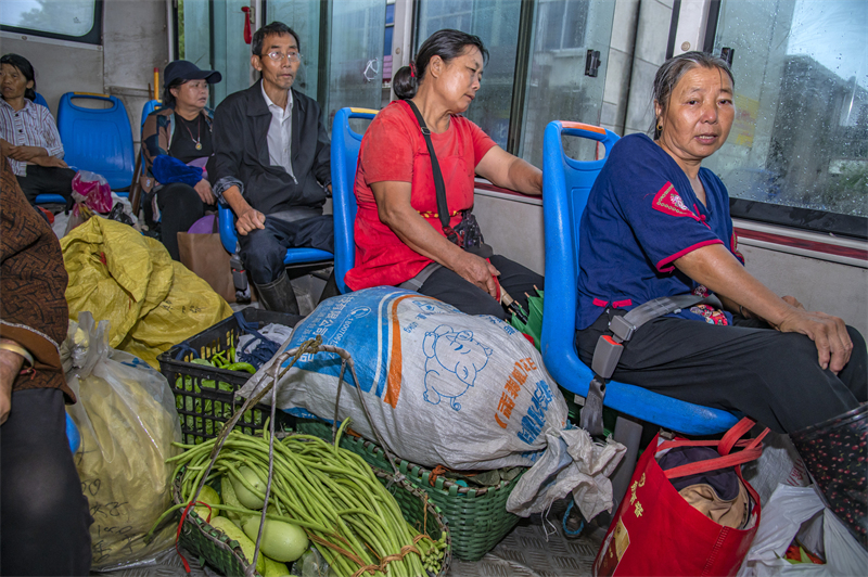 Jiangxi : les agriculteurs de Ji'an prennent le bus pour vendre leurs légumes