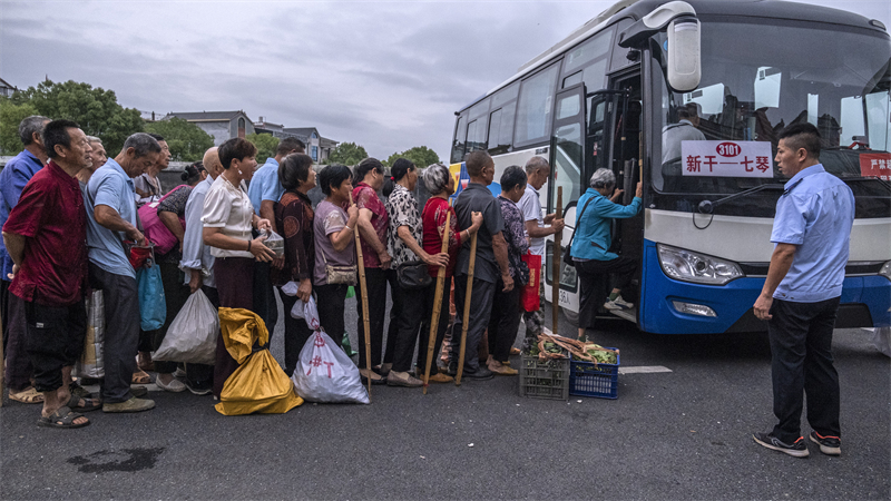 Jiangxi : les agriculteurs de Ji'an prennent le bus pour vendre leurs légumes