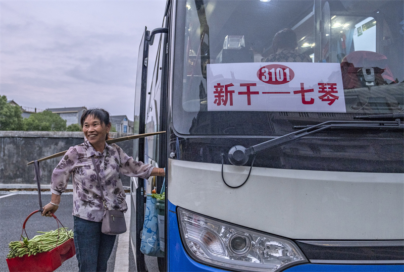 Jiangxi : les agriculteurs de Ji'an prennent le bus pour vendre leurs légumes
