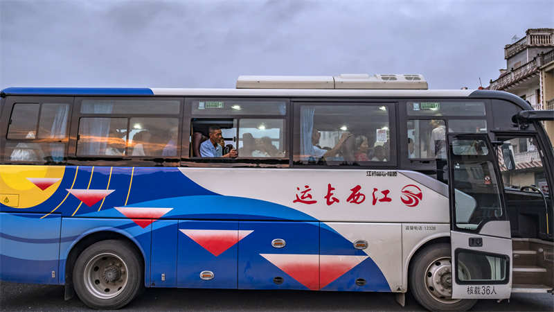 Jiangxi : les agriculteurs de Ji'an prennent le bus pour vendre leurs légumes