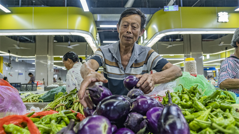 Jiangxi : les agriculteurs de Ji'an prennent le bus pour vendre leurs légumes