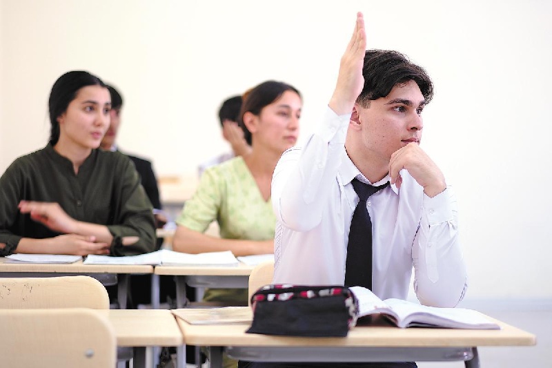 Des étudiants suivent une classe à l'Institut Confucius de l'Université nationale tadjike de Douchanbé, au Tadjikistan, en juin de l'année dernière. (Zheng Kaijun / Xinhua)