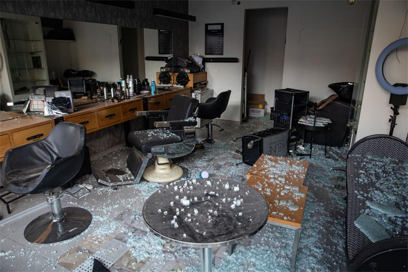 Photo prise le 15 juin 2025 montrant un salon de coiffure endommagé par un missile tiré depuis l'Iran à Rehovot, dans le centre d'Isra?l. (Xinhua/Chen Junqing)