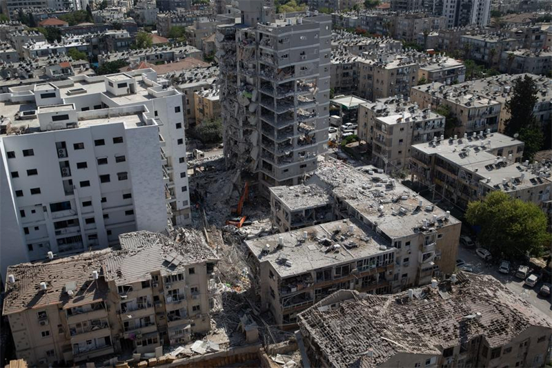 Photo prise le 15 juin 2025 montrant des batiments endommagés par un missile tiré depuis l'Iran à Bat Yam, dans le centre d'Isra?l. (Xinhua/Chen Junqing)