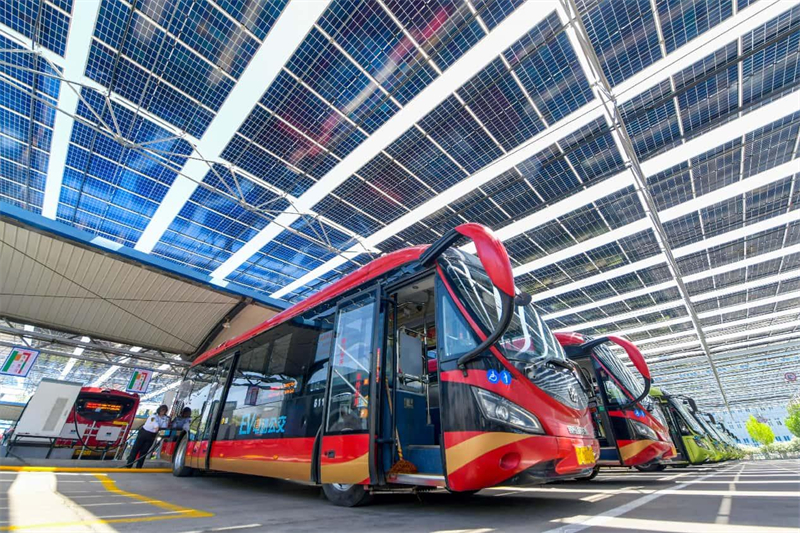 Des bus électriques sont rechargés dans une gare routière photovolta?que de la 6e Branche des transports publics de Luoyang, dans la province du Henan (centre de la Chine). (Zhang Yixi/Pic.people.com.cn)
