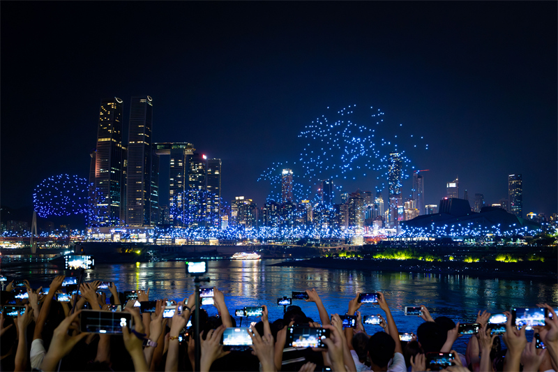 Chongqing : un spectacle lumineux de drones établit un nouveau record du monde Guinness