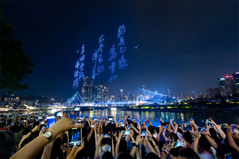 Chongqing : un spectacle lumineux de drones établit un nouveau record du monde Guinness