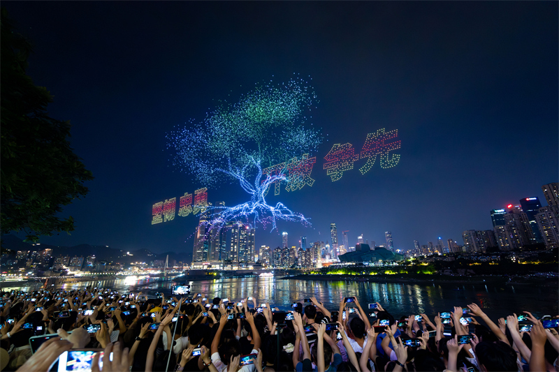 Chongqing : un spectacle lumineux de drones établit un nouveau record du monde Guinness