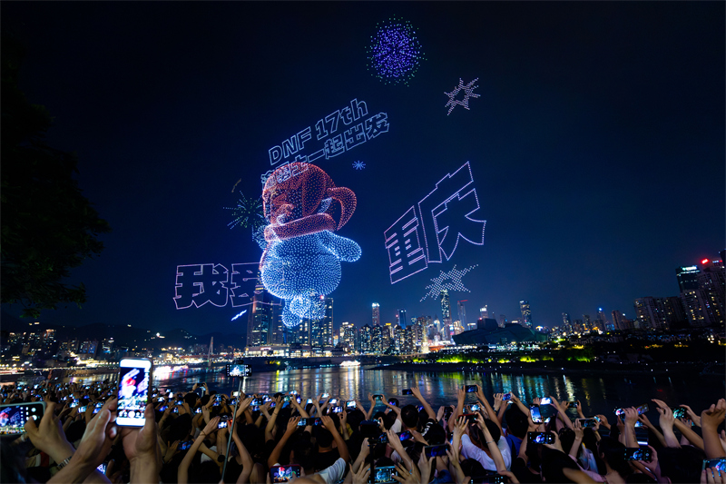 Chongqing : un spectacle lumineux de drones établit un nouveau record du monde Guinness