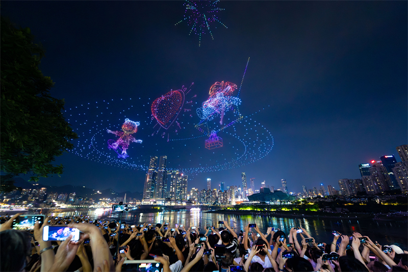 Chongqing : un spectacle lumineux de drones établit un nouveau record du monde Guinness
