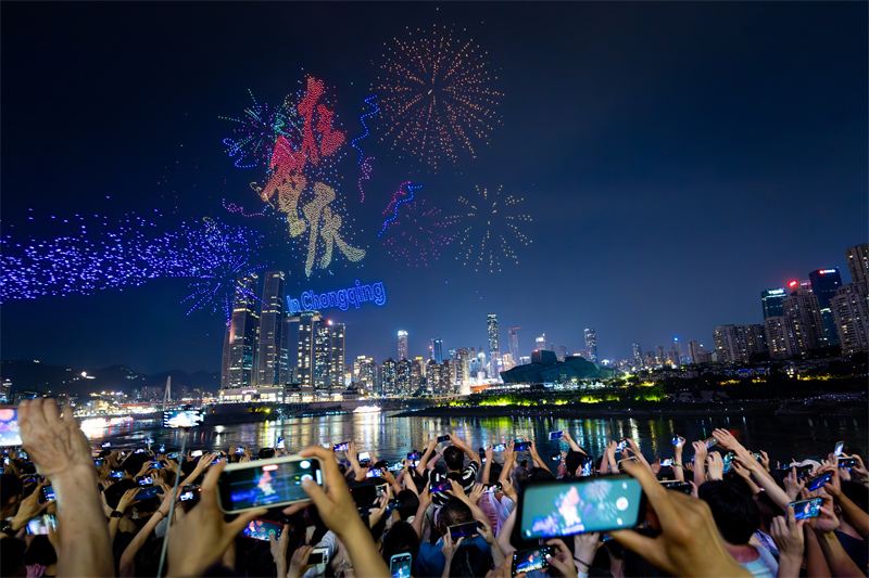 Chongqing : un spectacle lumineux de drones établit un nouveau record du monde Guinness