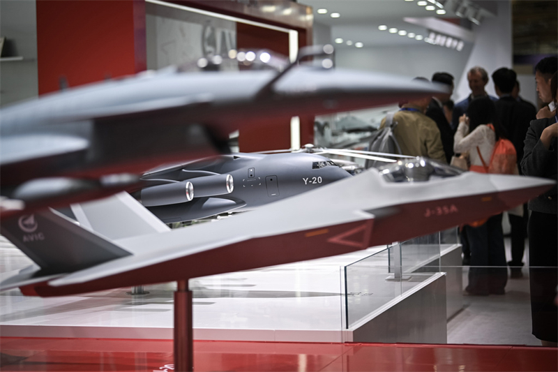 Le chasseur chinois J-10CE fait sensation au Salon de l'aéronautique du Bourget à Paris