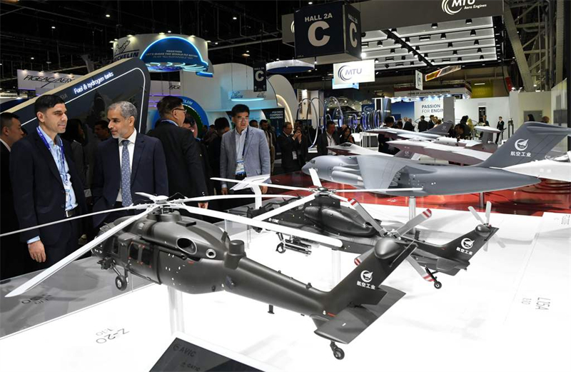 Le chasseur chinois J-10CE fait sensation au Salon de l'aéronautique du Bourget à Paris