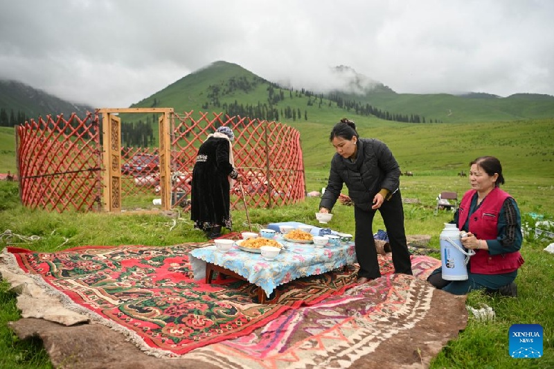 Xinjiang : ?la transhumance d'été d'un berger et de son troupeau