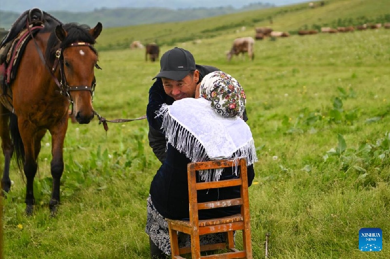Xinjiang : ?la transhumance d'été d'un berger et de son troupeau