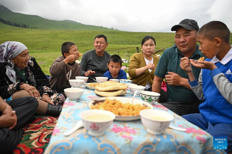 Xinjiang : ?la transhumance d'été d'un berger et de son troupeau
