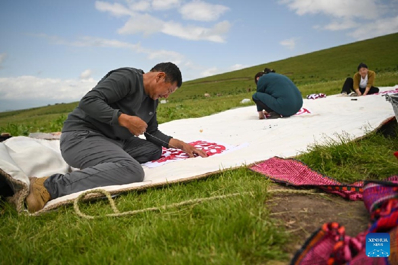Xinjiang : ?la transhumance d'été d'un berger et de son troupeau
