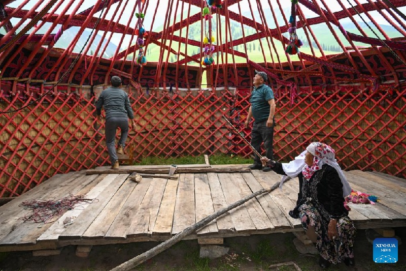 Xinjiang : ?la transhumance d'été d'un berger et de son troupeau