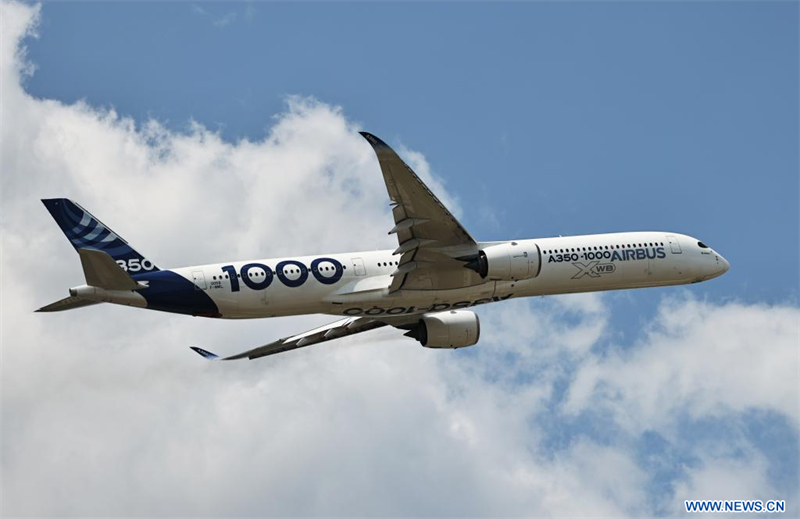 Un Airbus A350-1000 vole dans un spectacle aérien lors de la 55e édition du Salon international de l'aéronautique et de l'espace, qui se tient à l'aéroport du Bourget, près de Paris, en France, le 17 juin 2025. L'événement a officiellement ouvert ses portes lundi et se poursuivra jusqu'au 22 juin, avec la participation d'environ 2.400 exposants venus de 48 pays et régions. (Xinhua/Gao Jing)