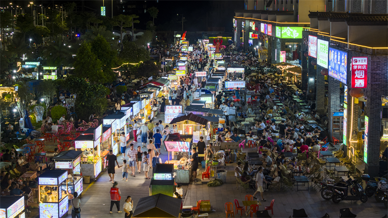 Guangxi : le marché de nuit estival est populaire à Wuzhou