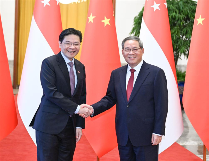 Le Premier ministre chinois s'entretient avec le Premier ministre singapourien