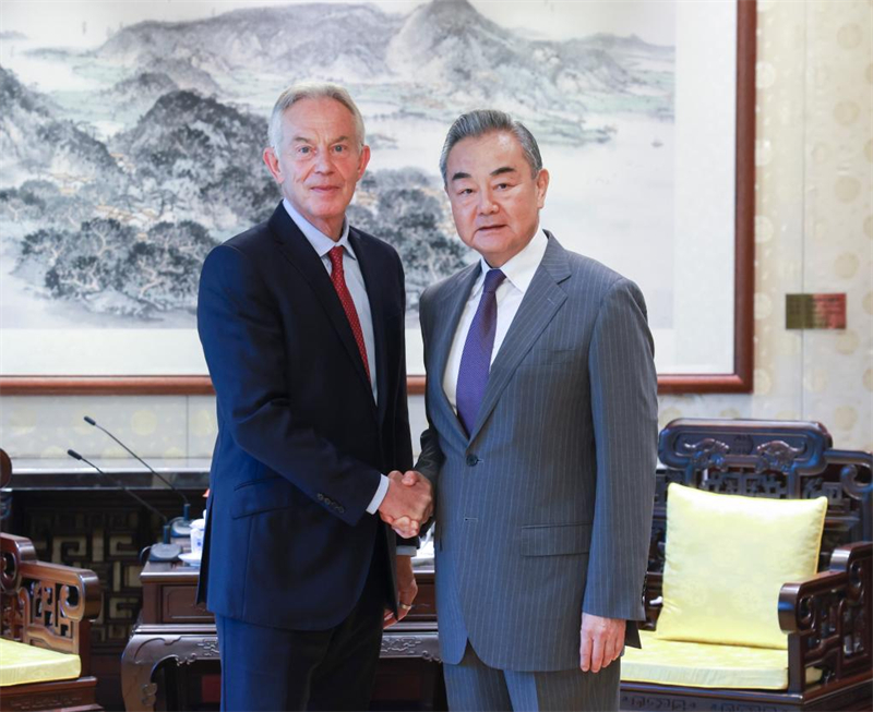 Le ministre chinois des AE rencontre l'ancien PM britannique Tony Blair