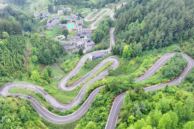 Chongqing : à Youyang, les ? quatre bonnes routes ? contribuent à la revitalisation rurale des zones rurales