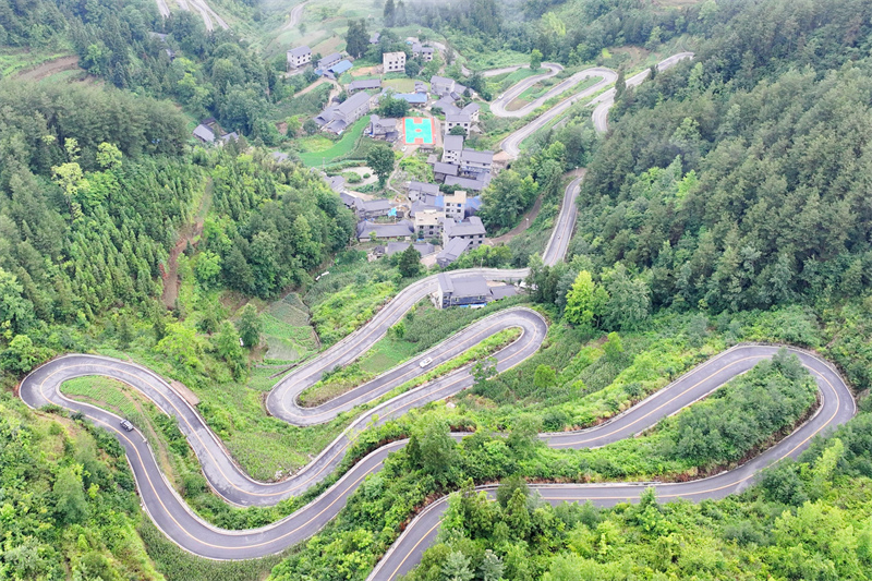 Chongqing : à Youyang, les ? quatre bonnes routes ? contribuent à la revitalisation rurale des zones rurales
