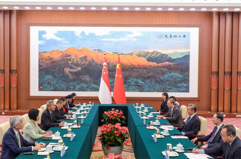 Le ministre chinois des Affaires étrangères rencontre son homologue singapourien