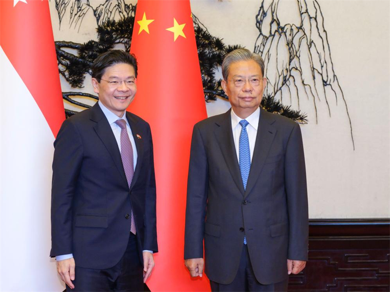 Le plus haut législateur chinois rencontre le Premier ministre singapourien