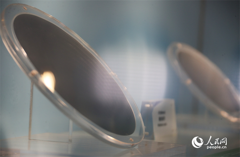 Henan : une entreprise de Zhengzhou développe les plus grandes galettes de silicium de Chine