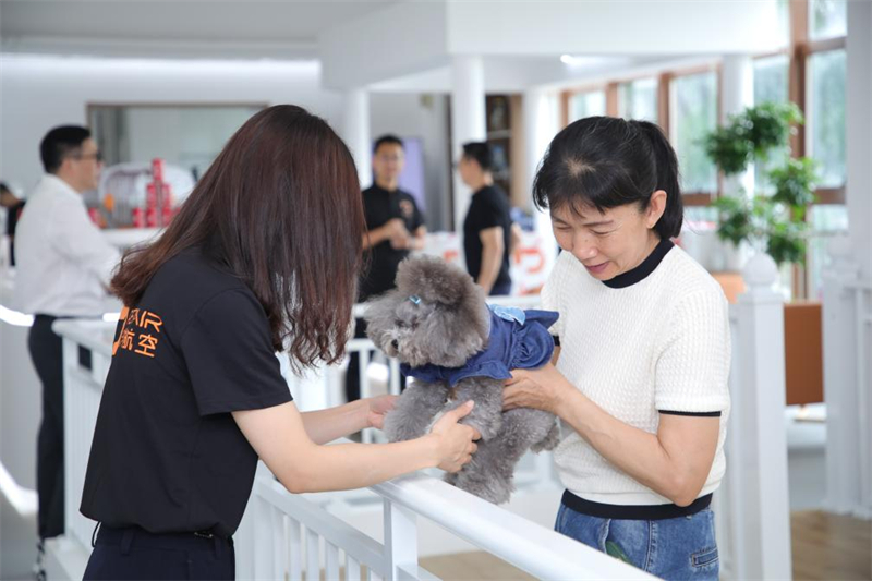 Un chien est pris en charge au salon d'attente pour animaux de compagnie de l'aéroport international Bao'an de Shenzhen, dans la province du Guangdong (sud de la Chine), le 8 mai 2024. (Photo/Xinhua)