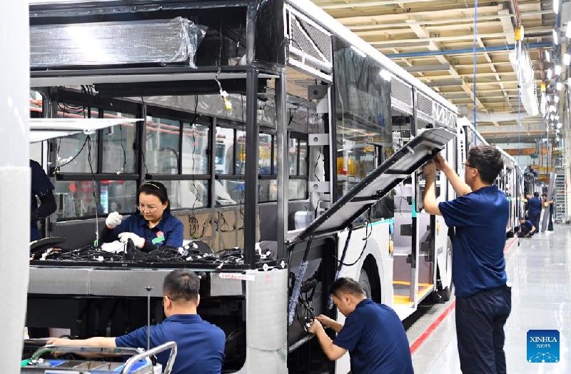 Henan : le 10 000e véhicule Yutong pour l'Asie centrale est sorti des cha?nes à Zhengzhou