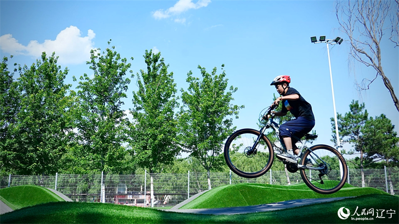 Liaoning : les joies estivales du pumptrack à Shenyang