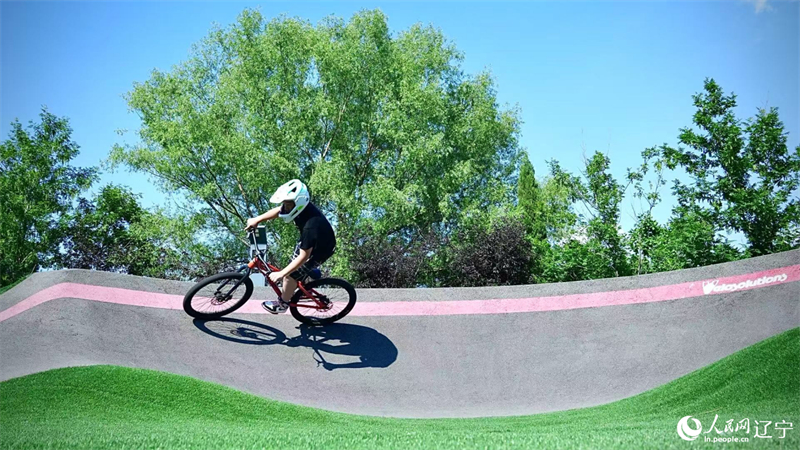 Liaoning : les joies estivales du pumptrack à Shenyang