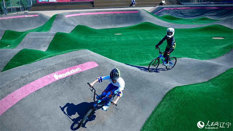 Liaoning : les joies estivales du pumptrack à Shenyang