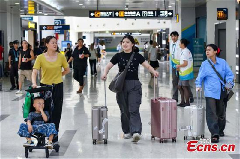 Des passagers se préparent à prendre un vol à l'aéroport international Meilan de Haikou, capitale de la province de Hainan (sud de la Chine), après que le typhon Yagi a frappé la province, le 8 septembre 2024. (Luo Yunfei/China News Service)