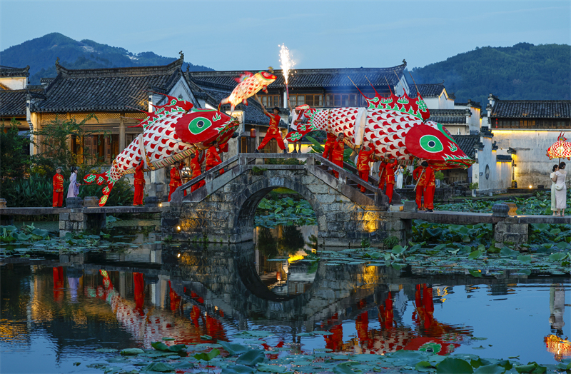 Anhui : un défilé de lanternes-poissons estival dans le vieux village de Kanggu à Huangshan