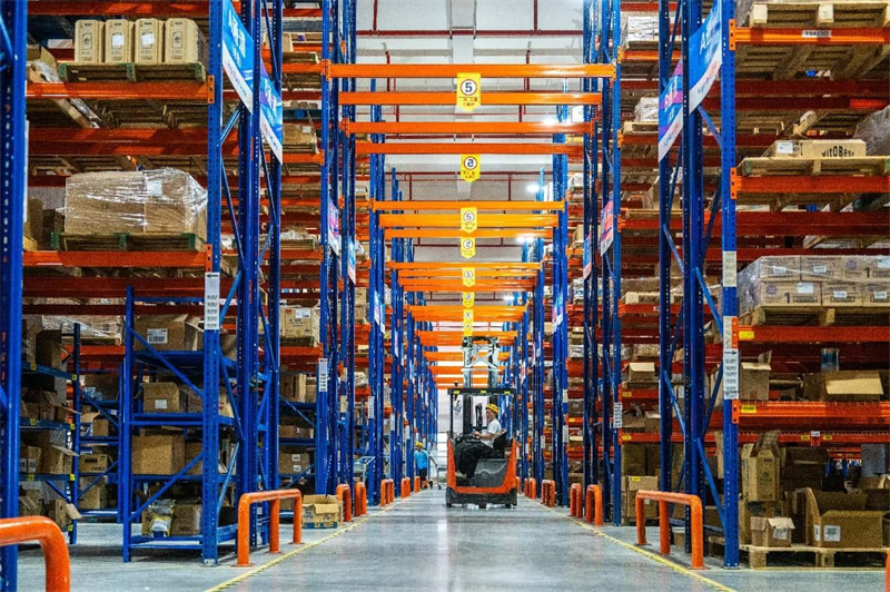 Les produits importés sont gérés dans un entrep?t cautionné à Jinhua, dans la province du Zhejiang (est de la Chine). (Yang Meiqing/Le Quotidien du Peuple en ligne)