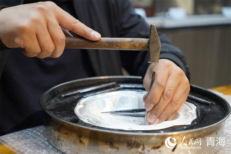 Qinghai?: à Xining, un artisan fait du patrimoine culturel immatériel une partie de la vie moderne