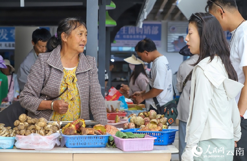 Yunnan : les champignons sauvages de Nanhua sont sur le marché et se vendent bien
