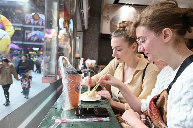 Chine : Shanghai lance une plateforme tout-en-un pour les voyageurs internationaux