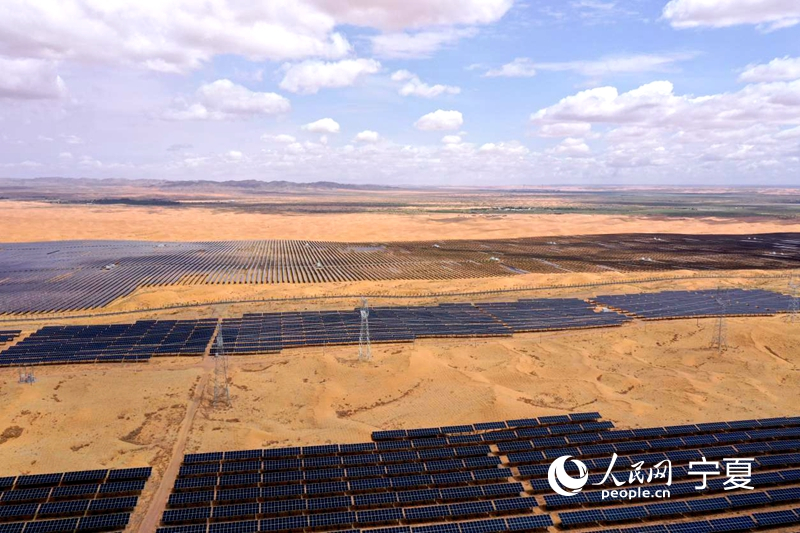 A la découverte de la Chine : dans le Ningxia, une mer de sable devient un ? océan bleu ? de panneaux photovolta?ques