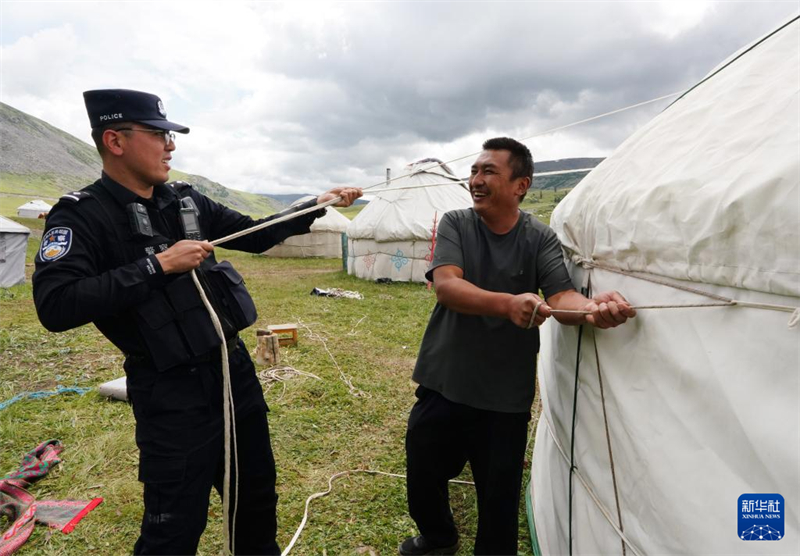 Xinjiang : la grande route qui mène aux paturages d'été