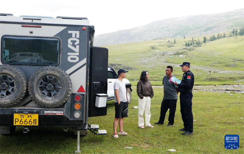 Xinjiang : la grande route qui mène aux paturages d'été
