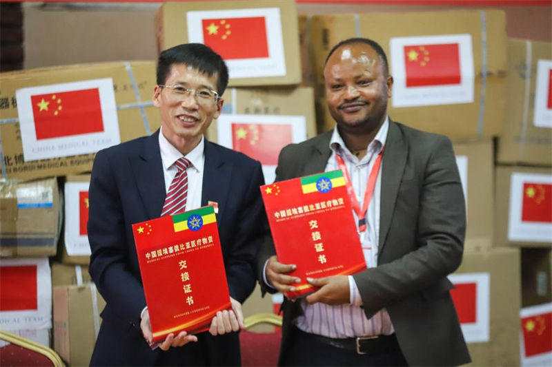 Liu Junying (à gauche), chef de la 25e équipe médicale chinoise en Ethiopie, pose pour une photo avec Eshetu Tadele, directeur général de l'h?pital de Tirunesh-Beijing, lors d'une cérémonie de donation dans la banlieue d'Addis-abeba, en Ethiopie, le 2 juillet 2025. (Xinhua/Michael Tewelde)