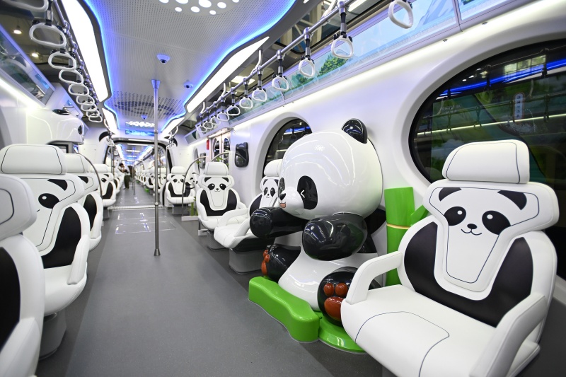 A Chongqing, un train monorail sur le thème du panda ajoute à la magie de la ville